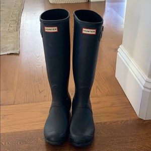 Matte black Hunter rain boots